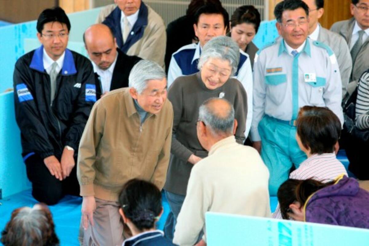 El emperador Akihito (izquierda) y la emperadora (centro) efectuaron su primera visita a la zona siniestrada para reunirse con los residentes de la prefectura de Chiba, vecina de Tokio. AP