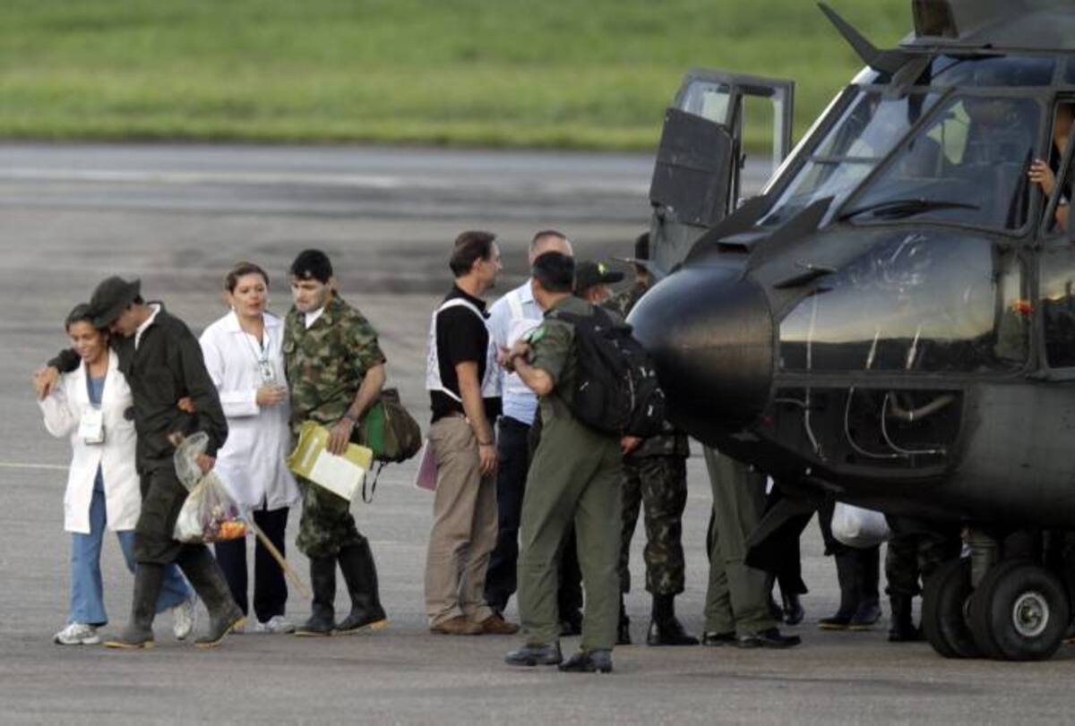 Al descender de la aeronave brasilera, cada uniformado liberado fue recibido por un médico para luego tener un chequeo general antes de partir hacia Bogotá. COLPRENSA