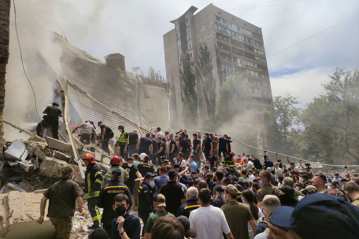 Funcionarios y voluntarios participan en las labores de desescombro en el hospital infantil de Kiev atacado este lunes por Rusia. //EFE