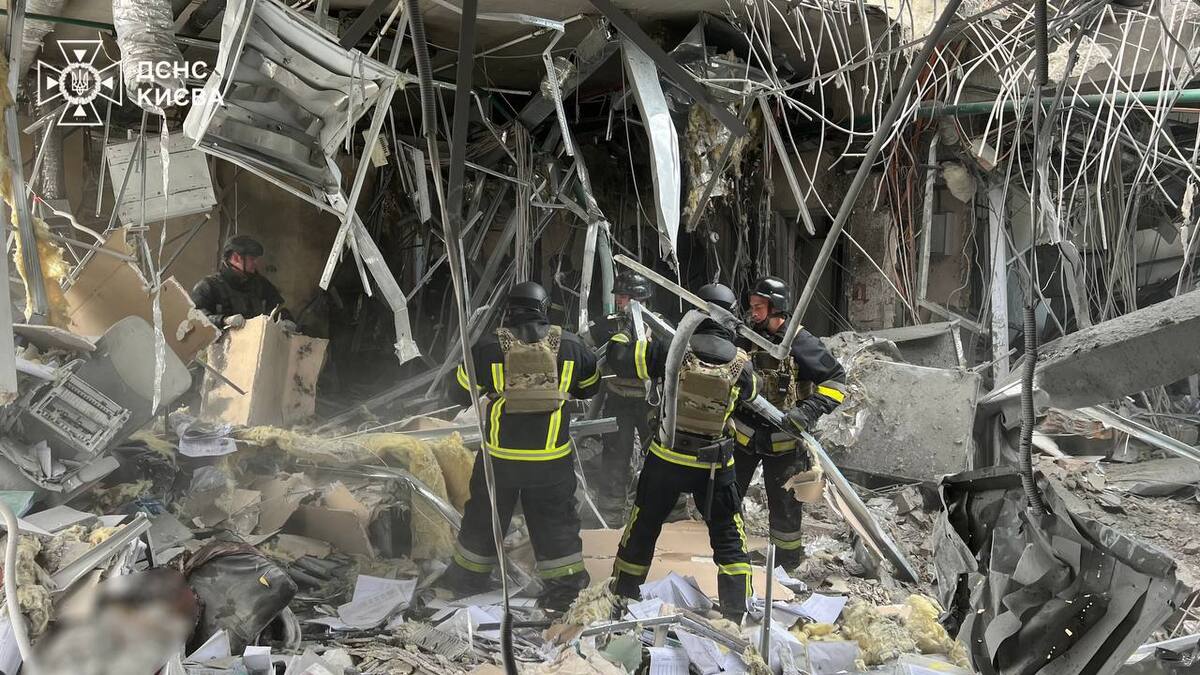Miembros de los servicios de Emergencias participan en las labores de desescombro en el hospital infantil de Kiev atacado este lunes por Rusia. //EFE