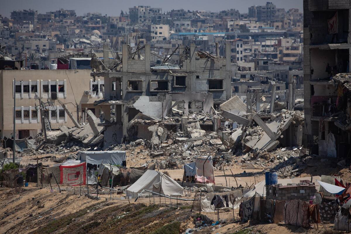 Los palestinos desplazados establecen sus tiendas de campaña junto a las aguas residuales y un vertedero de basura en una calle en el campamento de Khan Younis en el sur de la Franja de Gaza, 01 de agosto de 2024. Desde el 07 de octubre de 2023, hasta 1,7 millones de personas, o más del 75 por ciento de la población, han sido desplazadas en toda la Franja de Gaza, algunas más de una vez, en busca de seguridad, según la Agencia de Obras Públicas y Socorro de las Naciones Unidas para los Refugiados de Palestina en el Cercano Oriente (UNRWA), que agregó que el enclave palestino está 'al borde de la hambruna', con 1,1 millones de personas (la mitad de su población) 'experimentando una inseguridad alimentaria catastrófica' debido al conflicto y las restricciones al acceso humanitario. EFE/EPA/HAITHAM IMAD