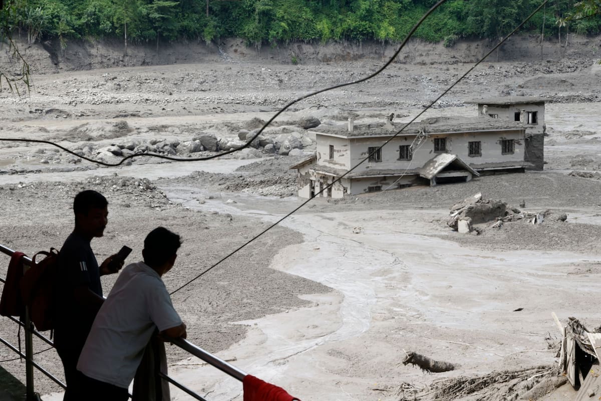 Trishuli Bazar (Nepal), 26/08/2026.- Varias personas observan cómo las aguas de la inundación arrasan Trishuli Bazar tras una crecida repentina, en el distrito de Nuwakot, Nepal, el 26 de agosto de 2026.
EFE/EPA/NARENDRA SHRESTHA