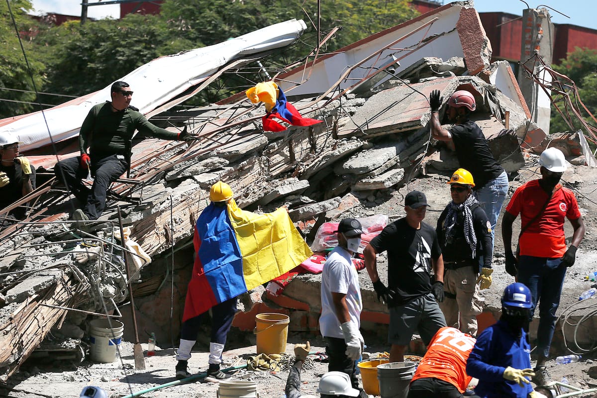 Labores de búsqueda de sobrevivientes en Cali tras terremoto que sacudió a Colombia el lunes 10 de agosto. // EFE/ Ernesto Guzmán.