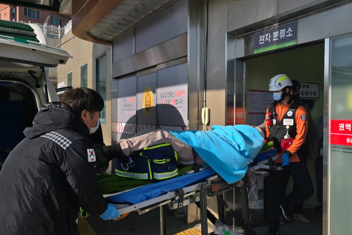 -FOTODELDÍA- EA7085. MUAN (COREA DEL SUR), 28/12/2024.- Un pasajero es trasladado a un hospital cercano luego de ser rescatado de un accidente aéreo en el aeropuerto internacional de Muan este domingo, al suroeste de Seúl (Corea del Sur). EFE/EPA/EFE/ Yonhap SOUTH KOREA OUT