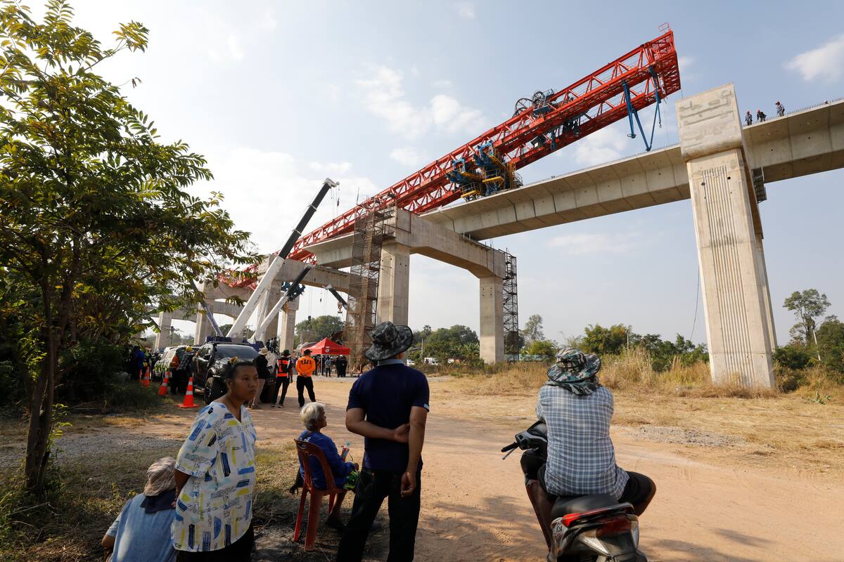 Rescatistas trabajan en los restos de un tren de pasajeros tras el desplome de una grúa de construcción sobre él en el distrito de Sikhio, Nakhon Ratchasima, Tailandia. //EFE/EPA/NARONG SANGNAK.