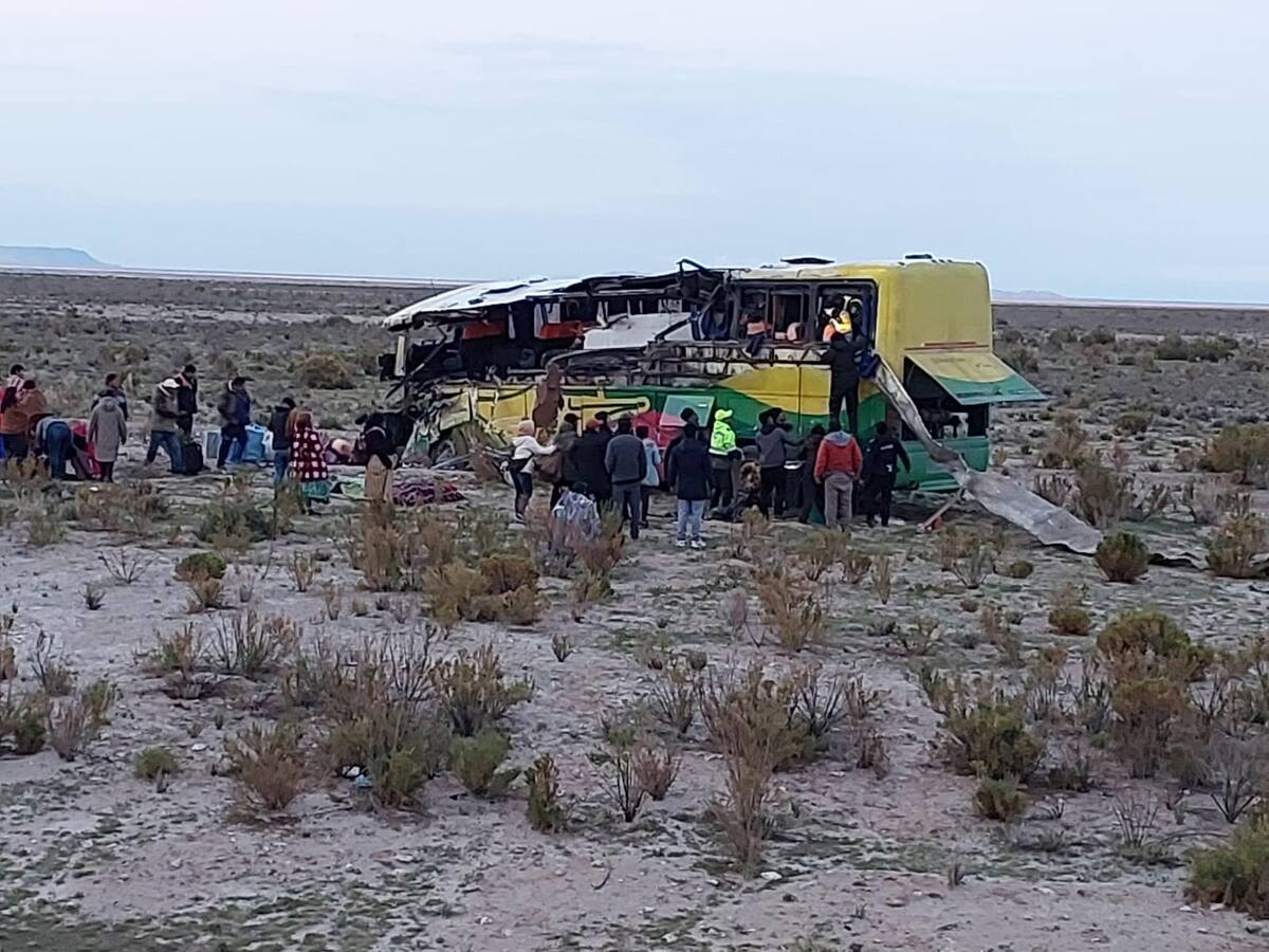 Uno de los autobuses accidentados en una carretera en Uyuni (Bolivia). // Foto: EFE