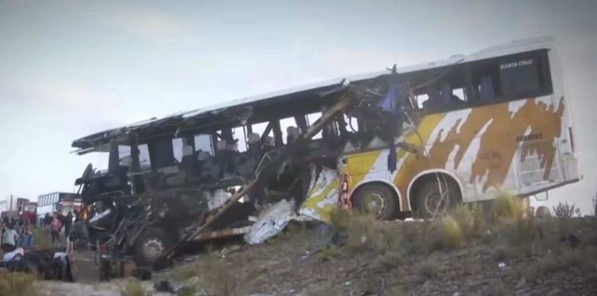 30 resultaron heridas por la colisión de dos autobuses este sábado en una carretera de la localidad andina de Uyuni. // Foto: EFE