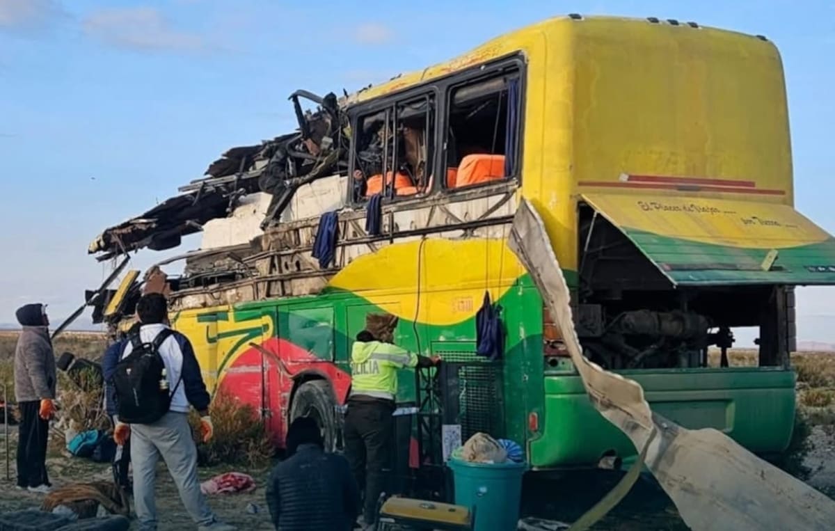Imágenes de los buses accidentados en Bolivia. // Foto: EFE
