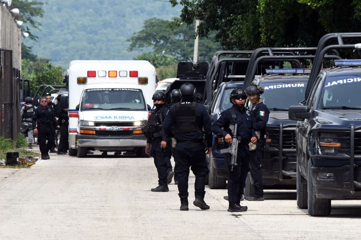 Integrantes de la Policía vigilan afuera de las instalaciones del penal El Castillo tras el trágico motín, en Mazatlán, Sinaloa (México). // Foto: EFE - Fausto Mcconegly.