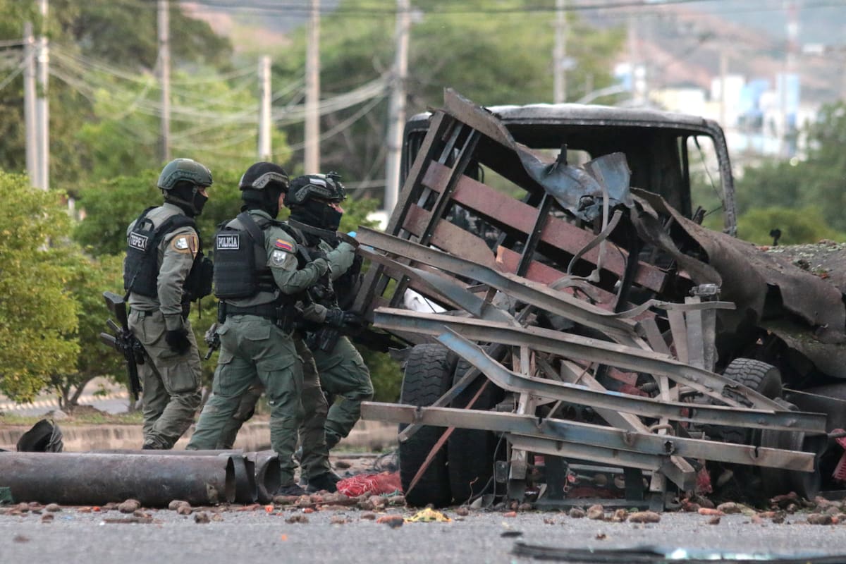 Policías inspeccionan el lugar donde ocurrió un atentado terrorista este sábado, en Cúcuta. // Foto: EFE/ Mario Caicedo.