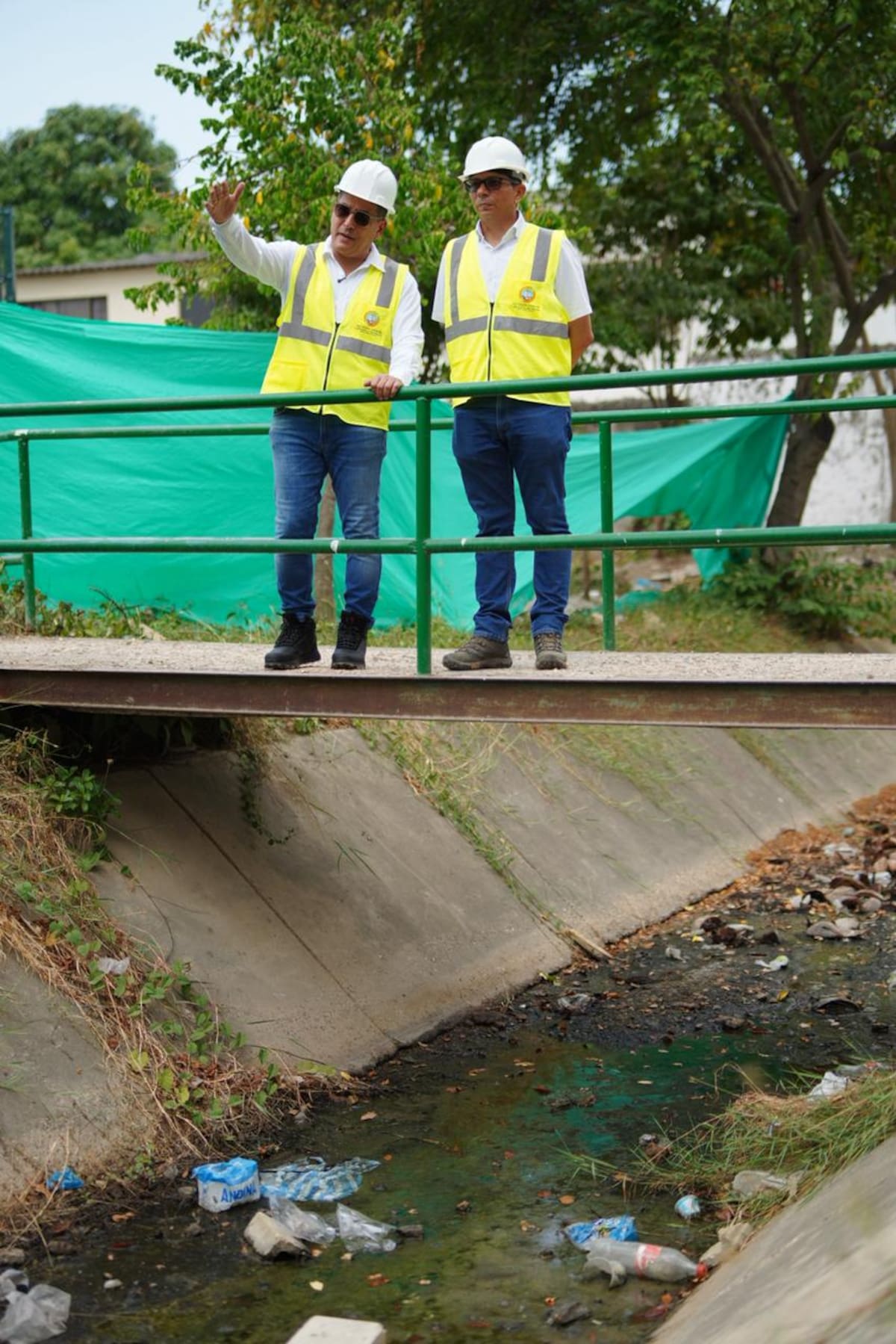 El alcalde de Cartagena, Dumek Turbay Paz; junto con el secretario de Infraestructura, Wilmer Iriarte; estuvieron verificando las obras en el canal contiguo al complejo deportivo de Alameda La Victoria. // Foto: Cortesía - Alcaldía de Cartagena.