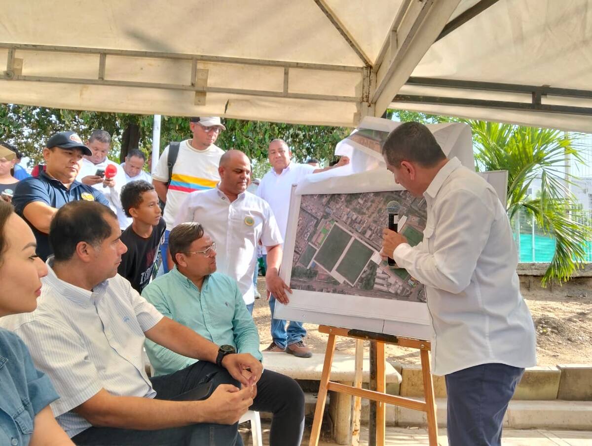 El alcalde de Cartagena, Dumek Turbay; junto al director del IDER, Campo Elías Therán, durante el inicio de obras del complejo deportivo de Alameda La Victoria. // Zenia Valdelamar - El Universal