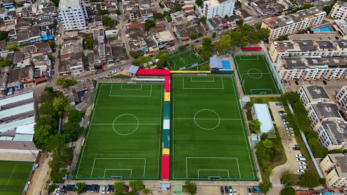 El alcalde Dumek Turbay reinauguró las canchas del Templo de Futbol Menor: Alameda La Victoria. // Foto Drone: Jorge Díaz - El Universal.