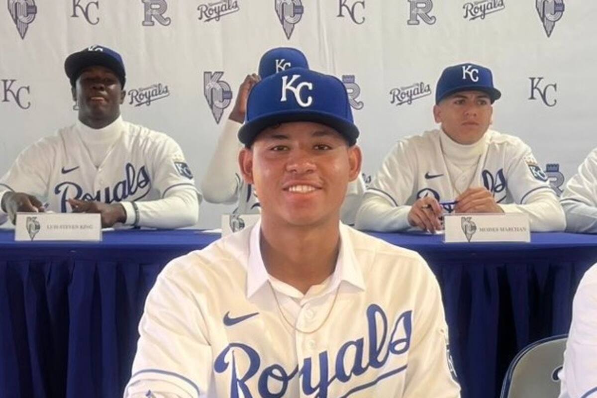 Joven de sangre sanjacintera estampa su firma con los Royal de Kansas City