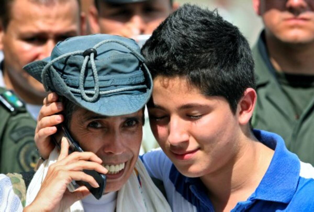 Alan Felipe abraza a su padre el ex gobernador del Meta, Alan Jara, momentos después de su liberación hace un año.