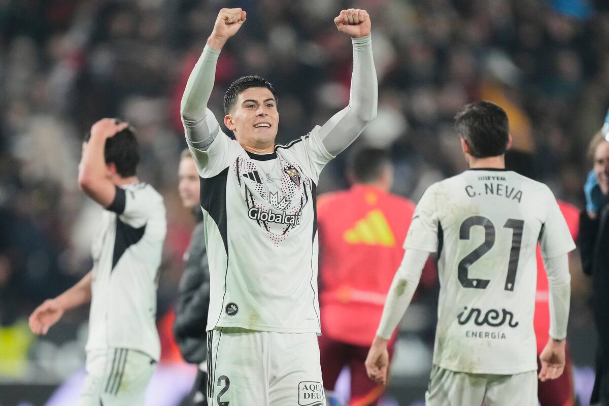 Los jugadores de Albacete celebran la victoria de su equipo al final del partido de octavos de final de la Copa del Rey entre Albacete y Real Madrid. //Foto, AP:
Jose Breton
