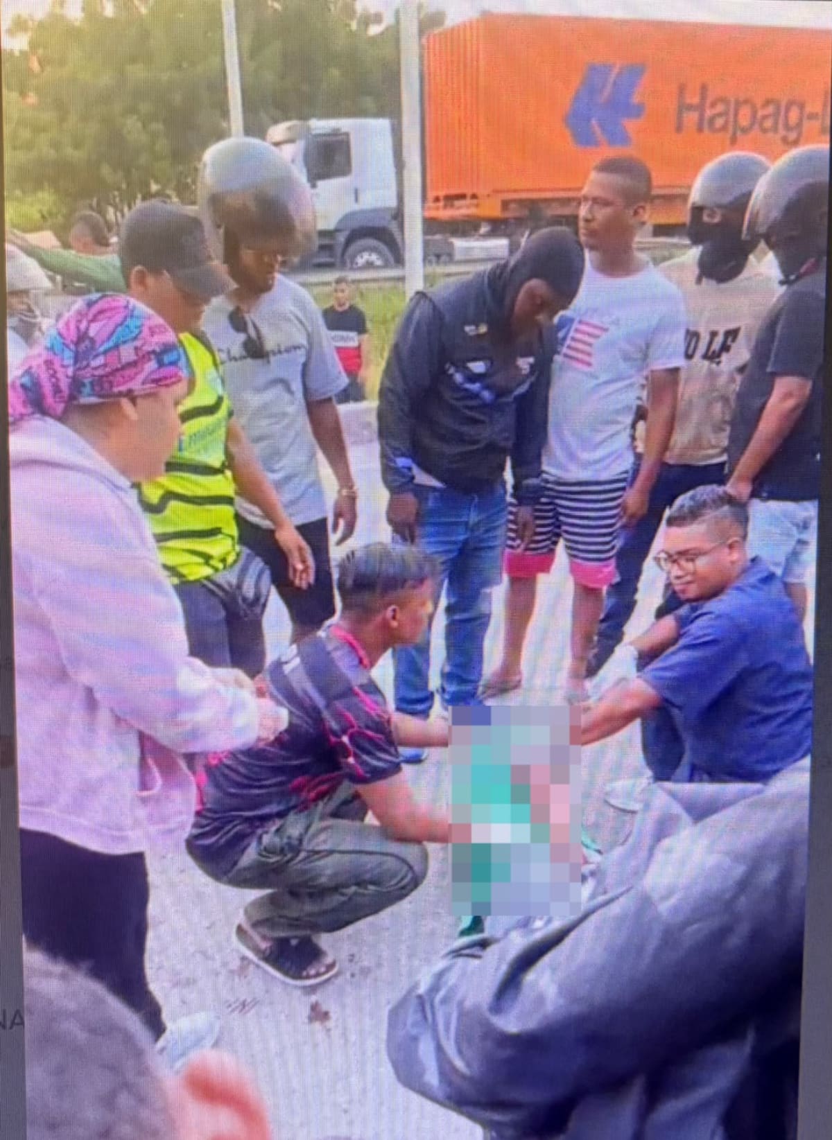 En las imágenes se observa la presencia de paramédicos que llegaron hasta el lugar para prestarle los primeros auxilios a Rodolfo José. //FOTO: ACCIDENTES CARTAGENA.