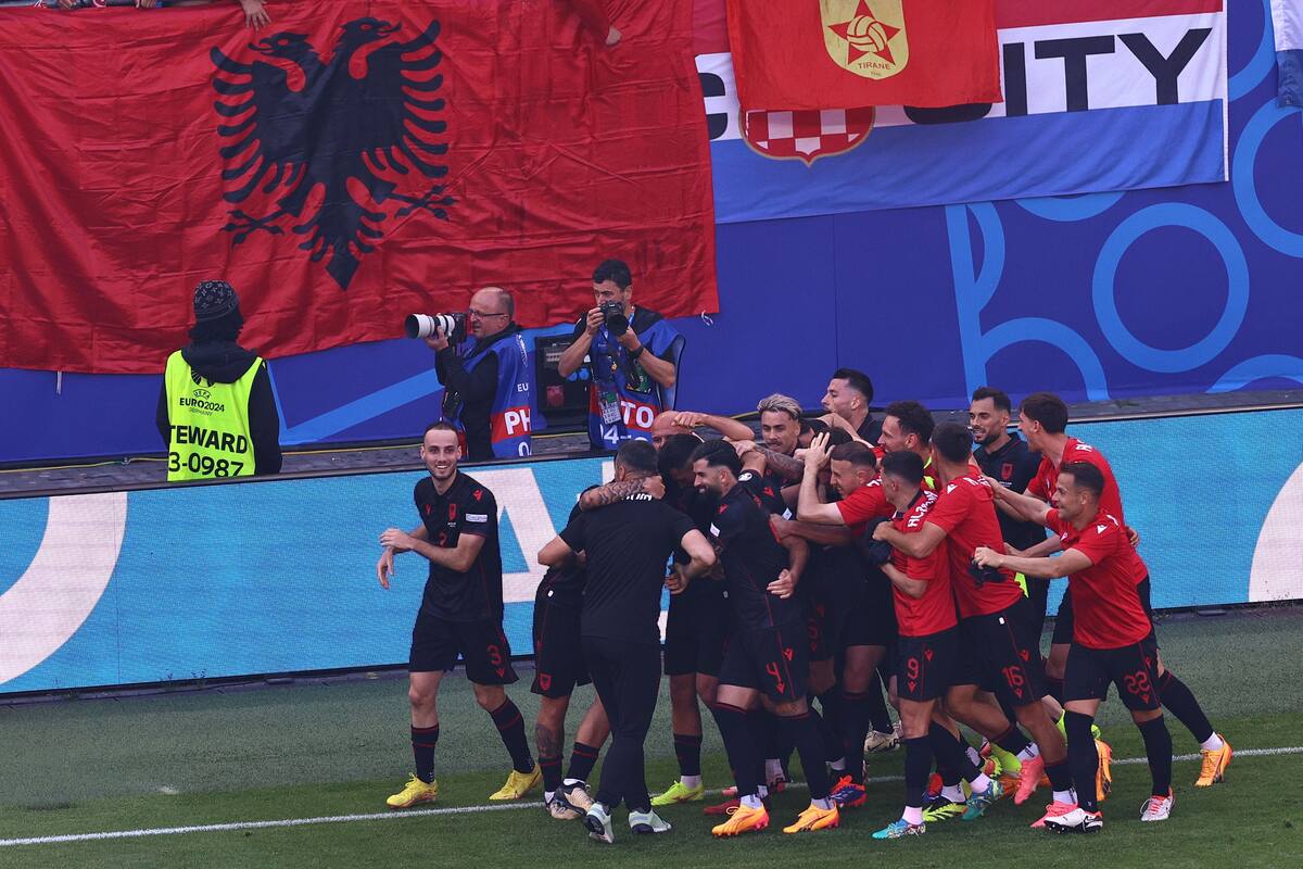 Los jugadores de Albania celebran el gol 2-2 durante el partido del grupo B de la UEFA EURO 2024 entre Croacia y Albania en Hamburgo, Alemania, el 19 de junio de 2024. //EFE