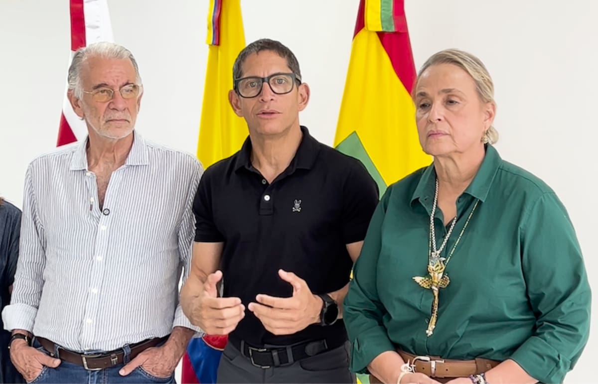 Alberto Chegwin (centro) junto a su hermano Roberto, lideran el proyecto aeronáutico HeliBaQ.//Cortesía Gobernación del Atlántico.