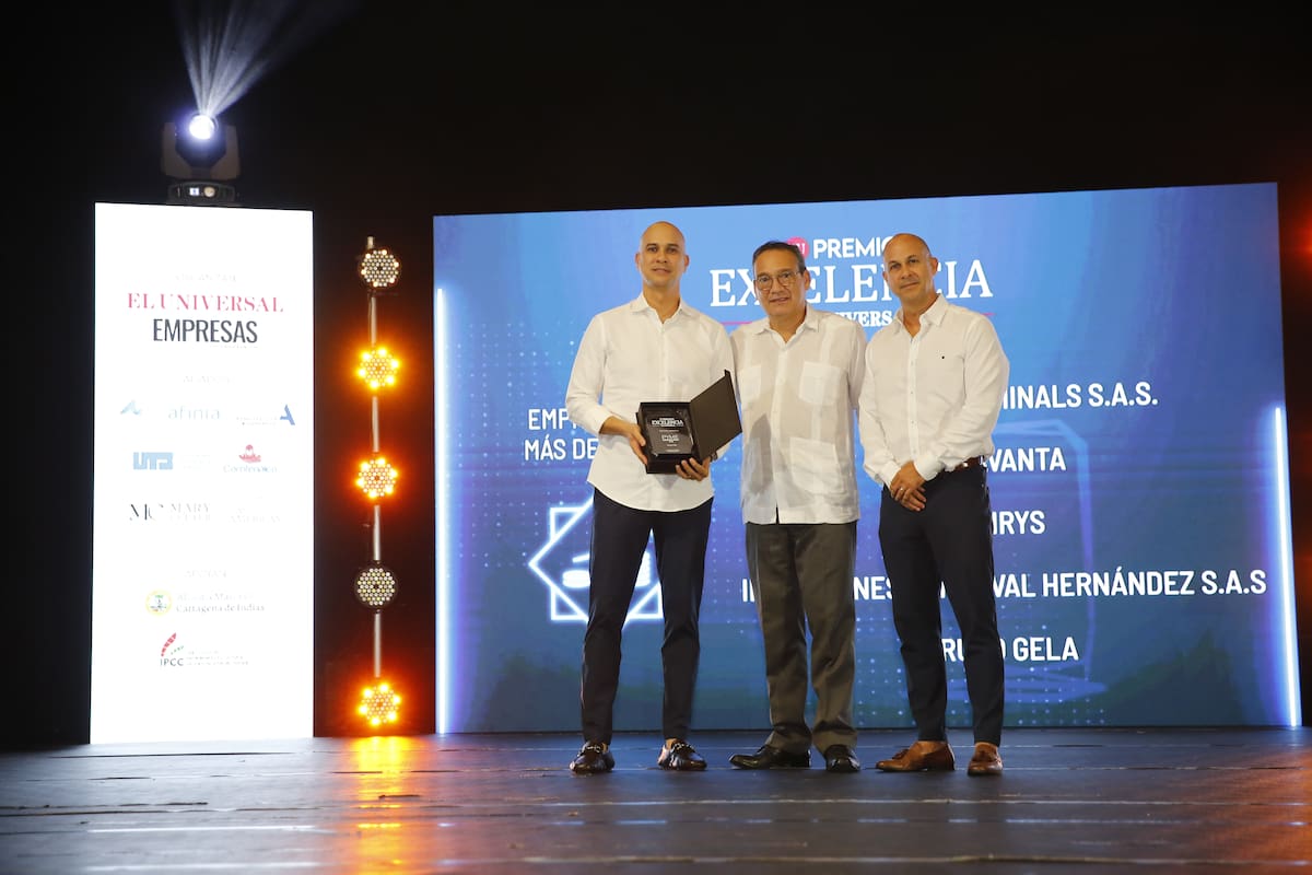Alberto Llamas y José Llamas de Grupo Gela, ganadores del ‘Premio Empresa PYME Más Destacada’. Entregó Nicolás Pareja.