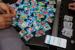 El álbum del Mundial desata locura por los cromos en Colombia