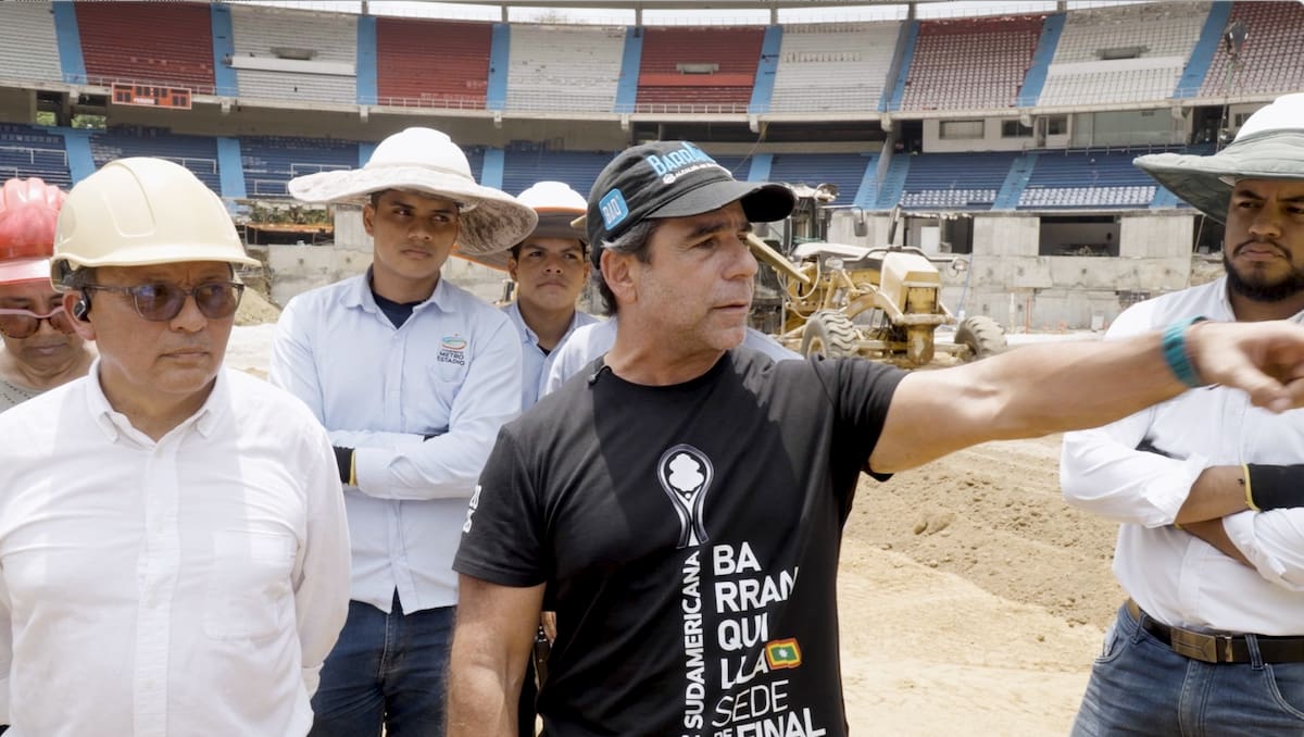 El alcalde Alejandro Char durante su visita a las obras que se vienen realizando en el nuevo Estadio Metropolitano Roberto Meléndez.//Cortesía Alcaldía de Barranquilla.