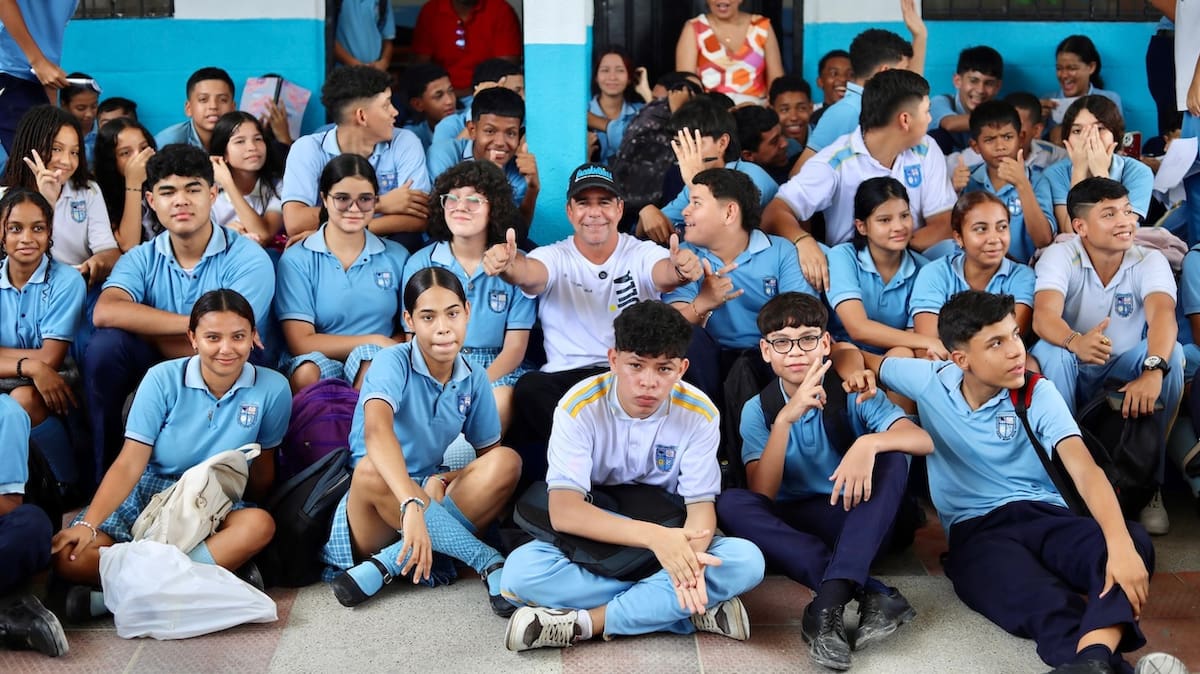 El alcalde Alejandro Char celebró el desempeño en el puntaje de colegios públicos y privados a nivel global de la ciudad de Barranquilla.//Cortesía.