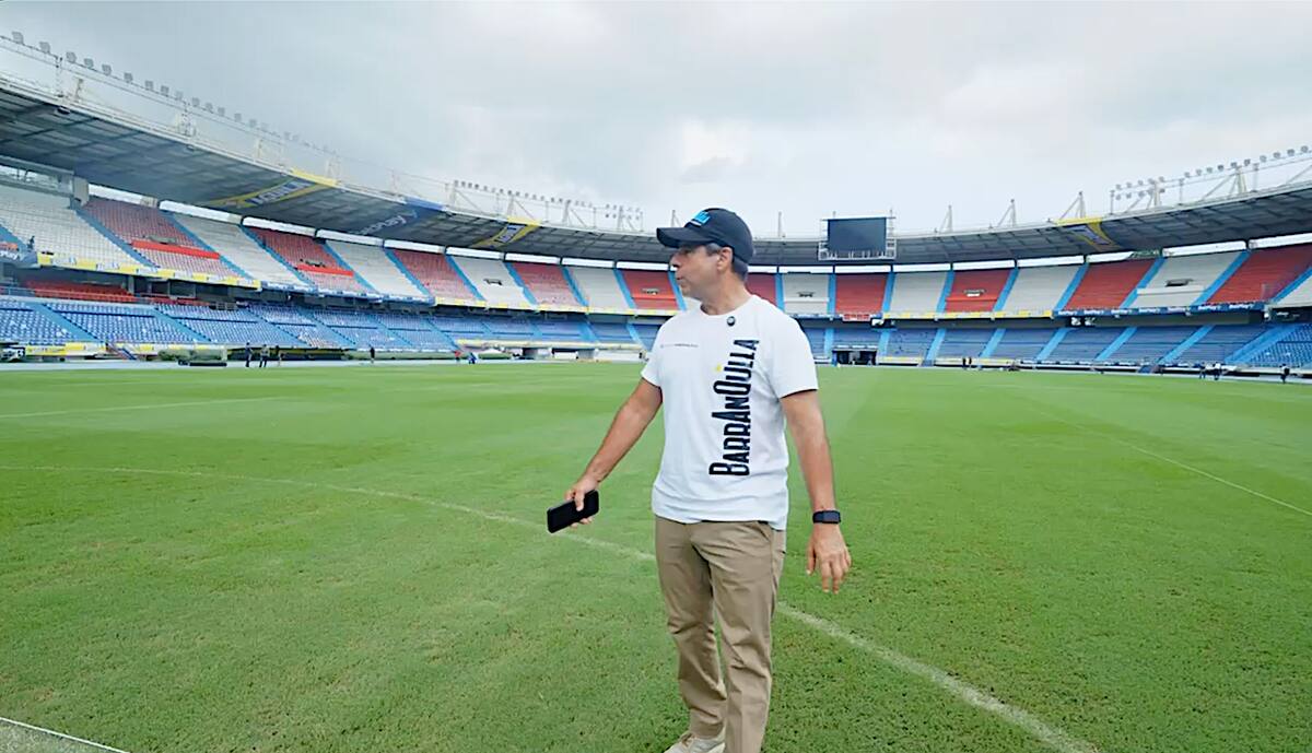 El alcalde Alejandro Char durante la inspección que hizo al Estadio Metropolitano Roberto Meléndez y dijo que ya está listo para recibir este martes 15 de octubre a las selecciones de Colombia y Chile.//Cortesía.