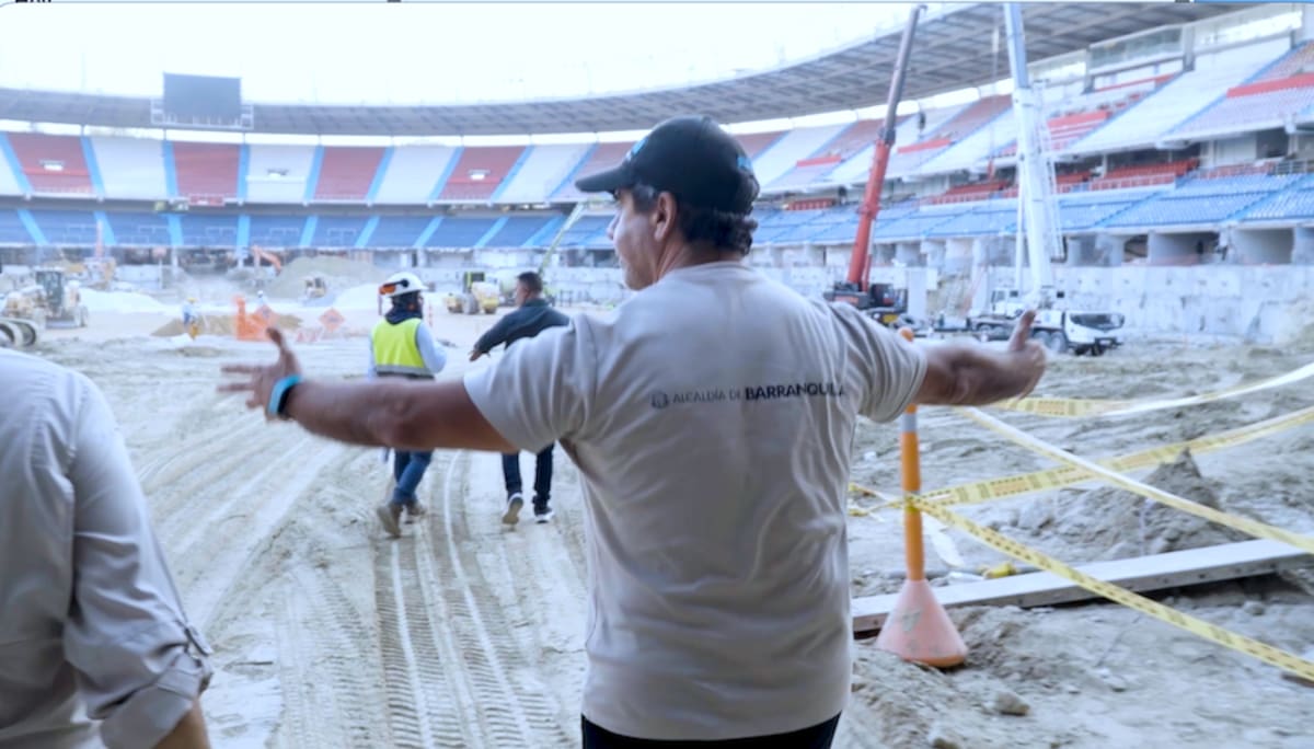 El alcalde Alejandro Char durante su visita al Estadio Metropolitano Roberto Meléndez, que se encuentra en remodelación.//Cortesía Alcaldia de Barranquilla.