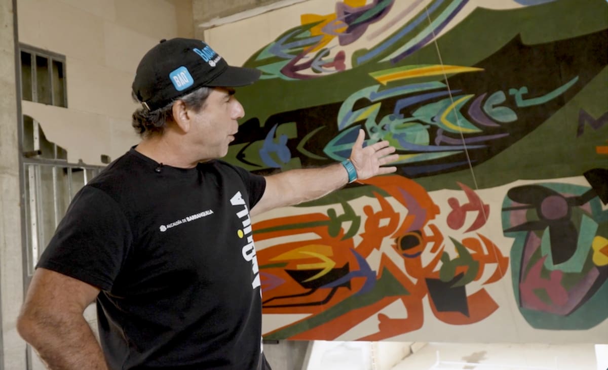 El alcalde Alejandro Char durante su visita en la instalación de ‘Las cosas del aire’, obra del maestro Alejandro Obregón, en el Museo de Arte Moderno de Barranquilla.// Cortesía Alcaldia de Barranquilla.