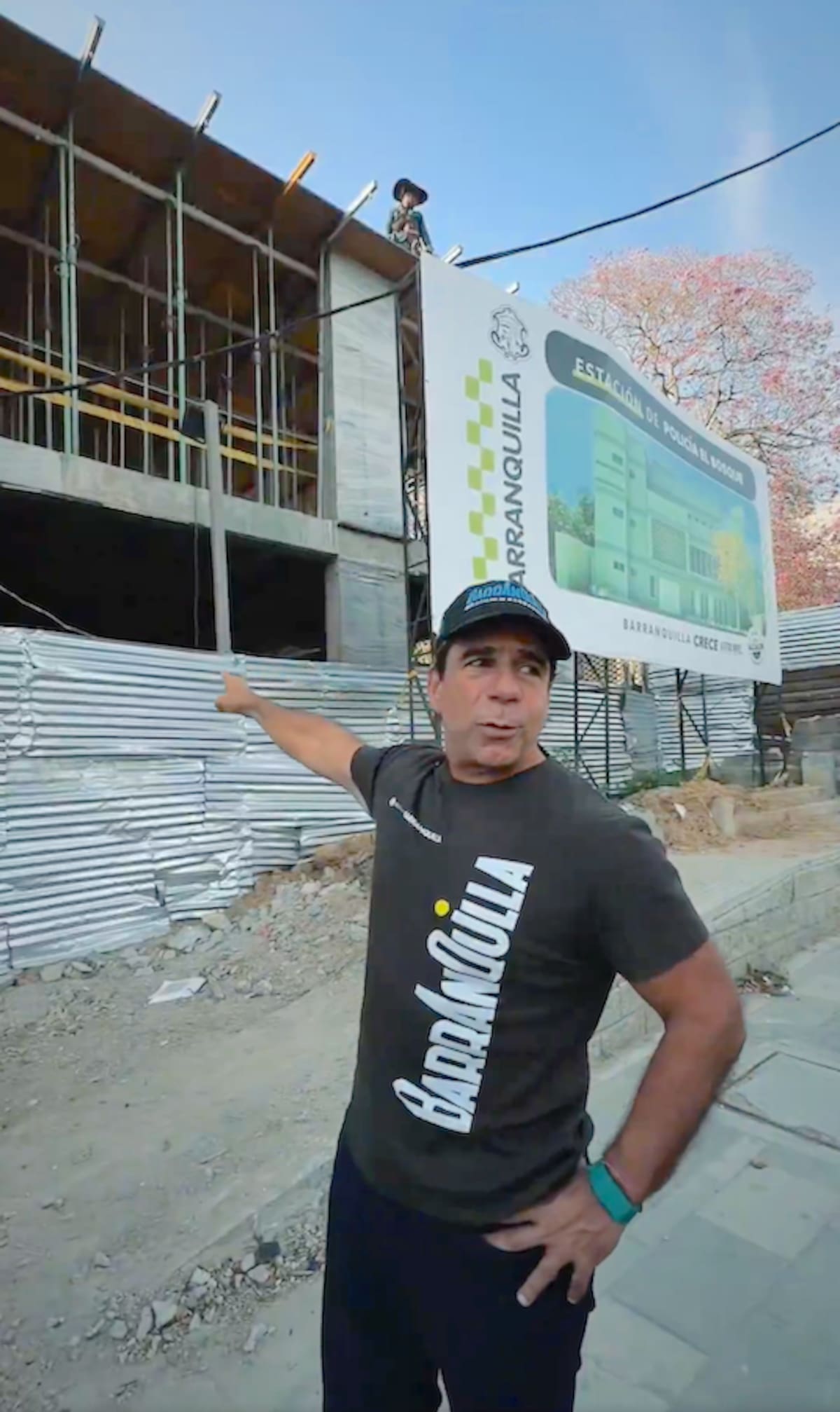 Momentos en el cual el alcalde de Barranquilla hacía la inspección de las obras en la estación de Policía del barrio El Bosque.//Cortesía Alcaldía de Barranquilla.