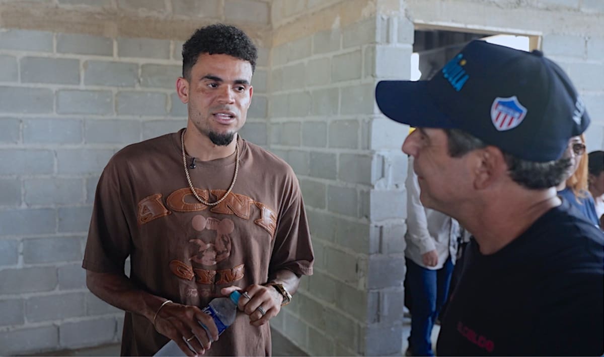 Luis Díaz y el alcalde Alejandro Char durante el recorrido por las obras que se le hacen al Estadio Metropolitano Roberto Meléndez.//Cortesía Alcaldía de Barranquilla.