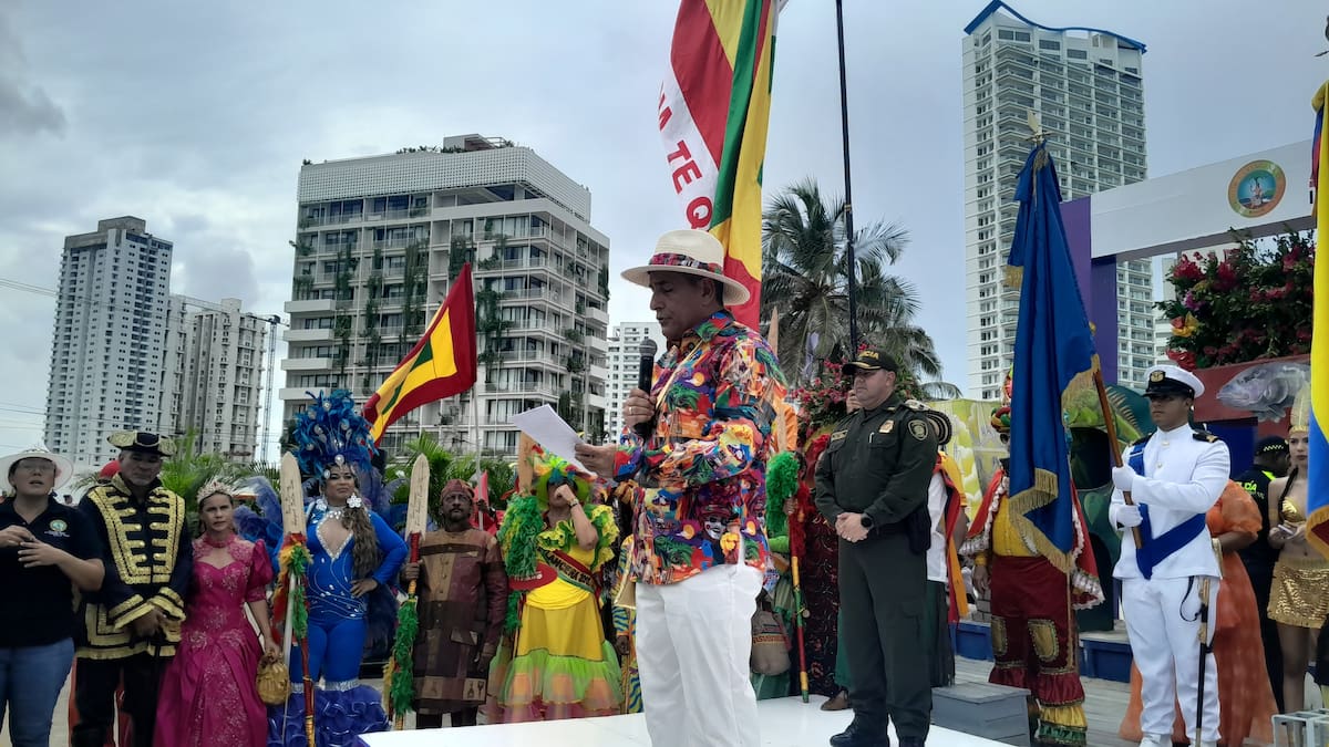 Dumek Turbay Paz, alcalde de Cartagena, realizando la lectura del Bando. // Foto Julio Castaño