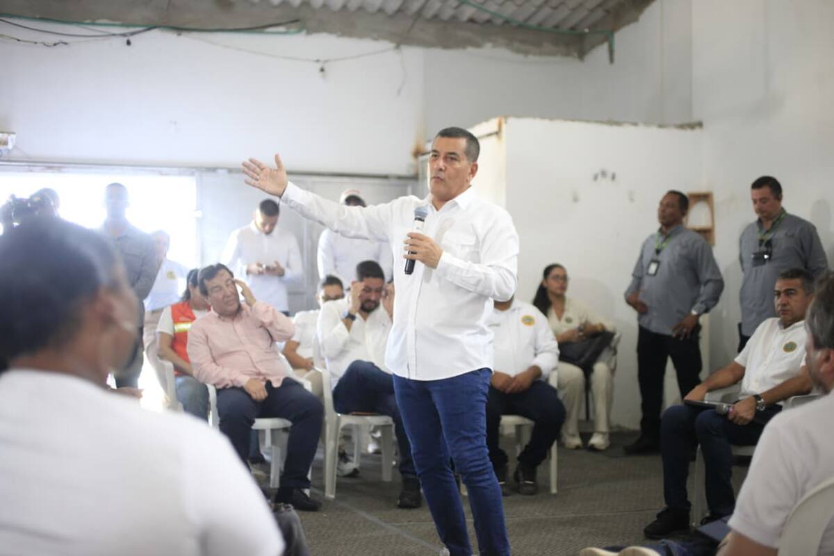 Alcalde Dumek Turbay con la comunidad de República del Caribe para avanzar en su normalización urbanística, instalación de redes de acueducto y alcantarillado. // Foto: Oscar Díaz - El Universal.