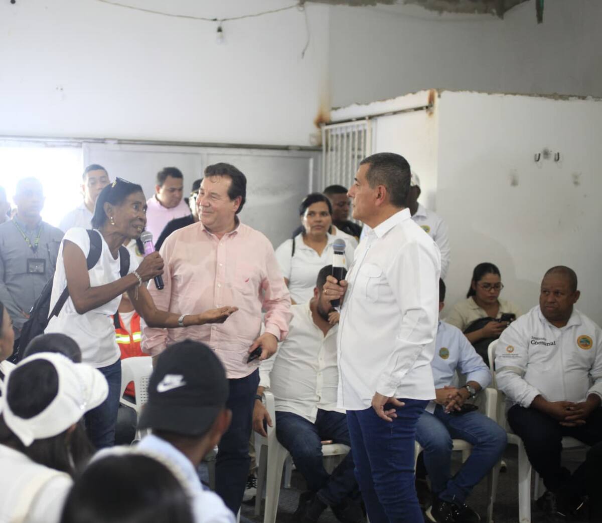 Alcalde Dumek Turbay y Jhon Montoya, Gerente de Aguas de Cartagena con la comunidad. // Foto: Oscar Díaz - El Universal.