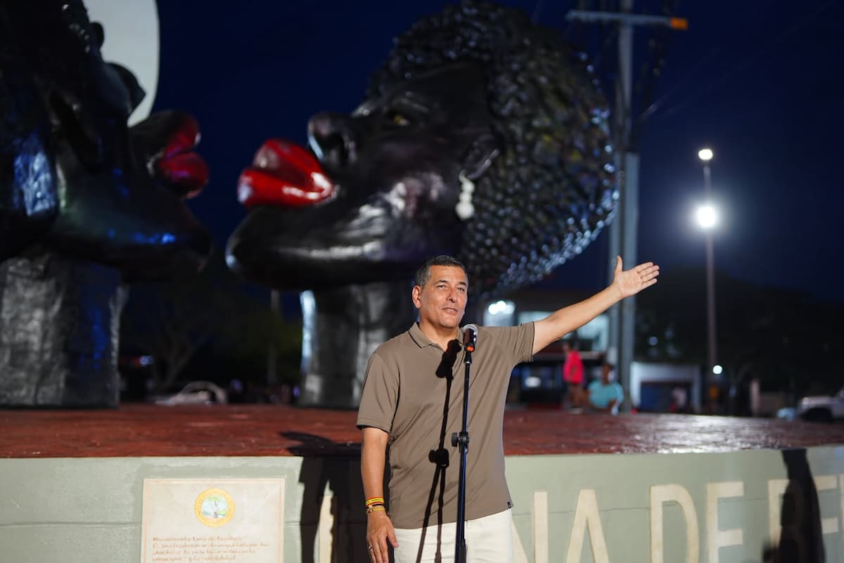 Alcalde Dumek Turbay en la inauguración de la vía de Tierra Baja. // Cortesía Alcaldía