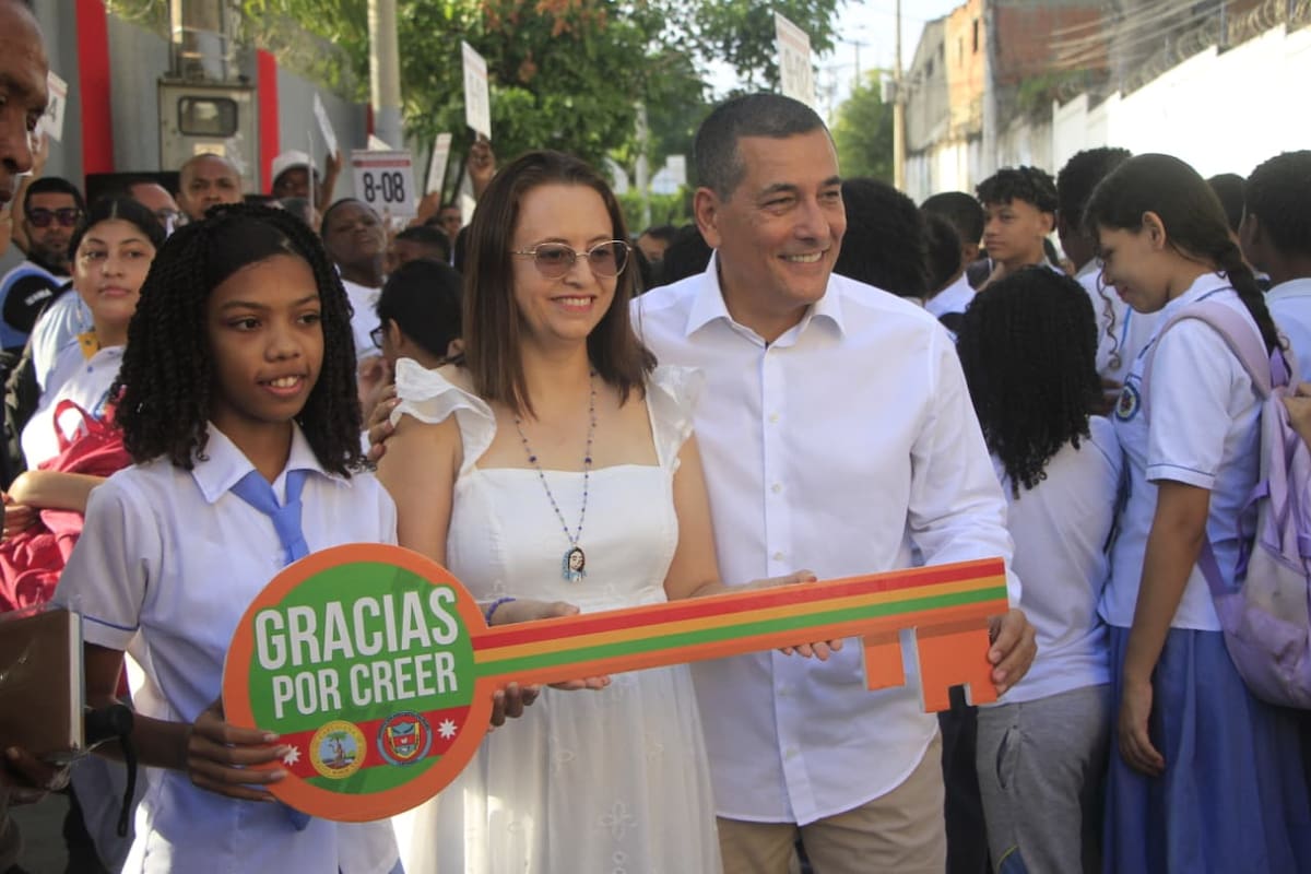 Alcalde Dumek Turbay lideró apertura del colegio Santa María. // Foto: Óscar Díaz - EU