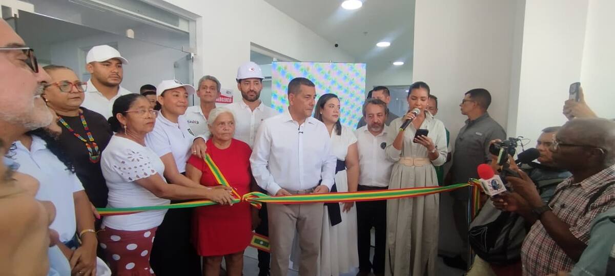 Alcalde Dumek Turbay oficializó la apertura del Hospital de Nelson Mandela. // Foto: Óscar Díaz Acosta