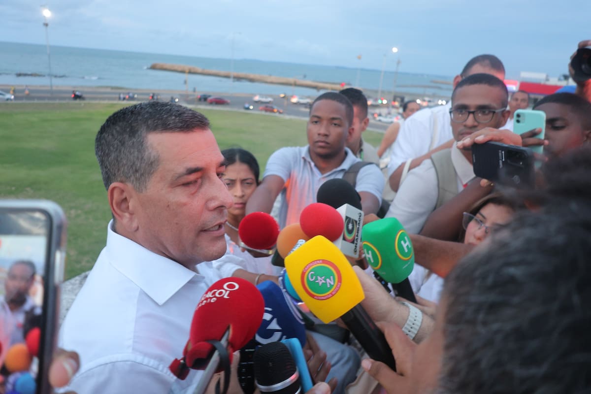 Alcalde Dumek Turbay responde las preguntas de los medios sobre el Malecón.//Foto: cortesía
