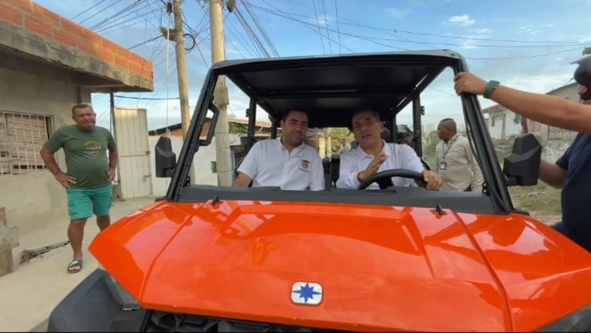Alcalde Dumek Turbay y gobernador de Bolívar Yamil Arana durante la visita de inspección a la obra de la vía del Encuentro.// Foto: cortesía