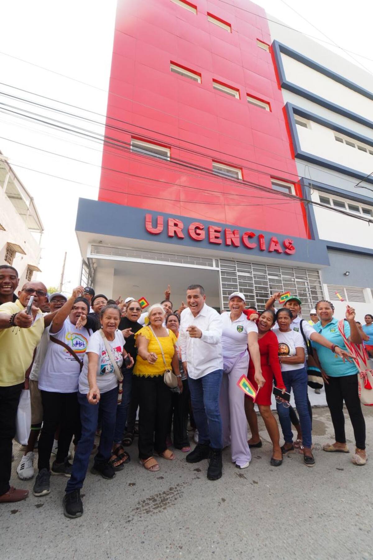 Alcalde Dumek Turbay y la comunidad. // Foto: cortesía - Alcaldía de Cartagena.