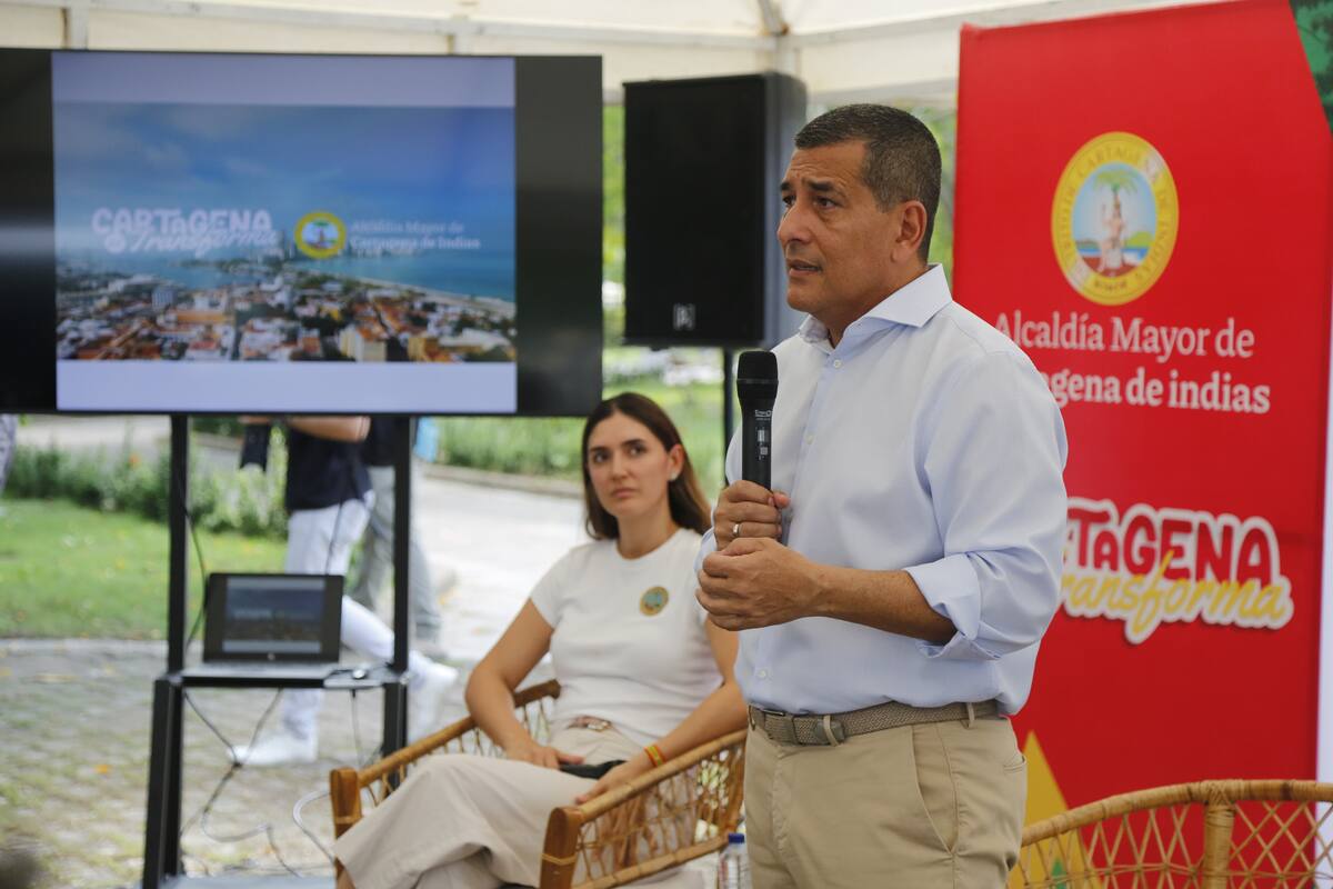 Alcalde Dumek Turbay en compañía de la Secretaria de Turismo Teremar Londoño Zurek, liderando el encuentro de reconstrucción y mejoramiento de parques y espacios públicos. Foto: cortesía.