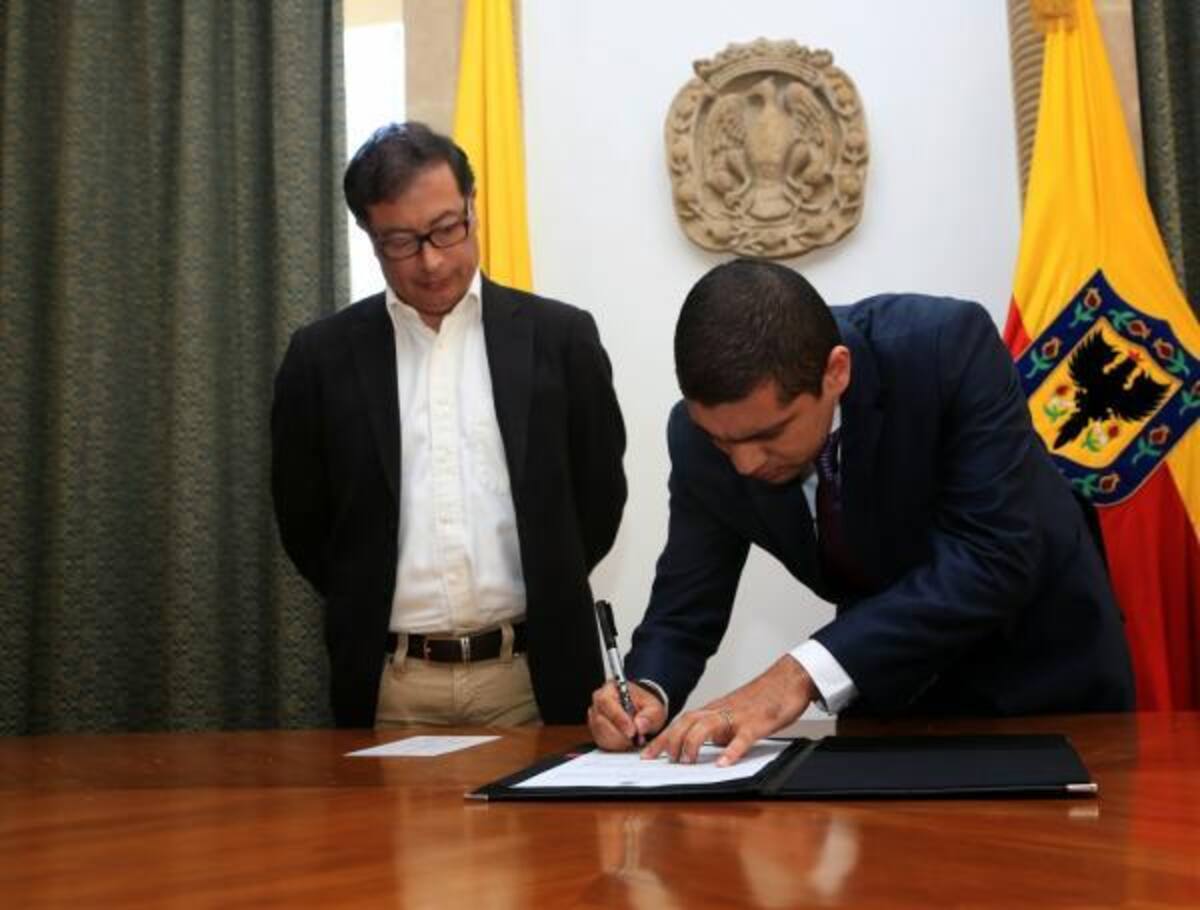 Alcalde Gustavo Petro y Freddy Camilo Gómez Castro, entonces director del Ipes. Foto: Archivo particular - El Tiempo