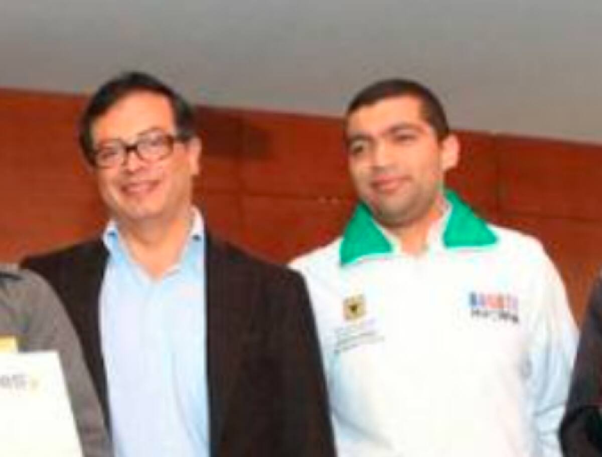 Alcalde Gustavo Petro y Freddy Camilo Gómez Castro, entonces director del Ipes. Foto: Archivo particular - El Tiempo.