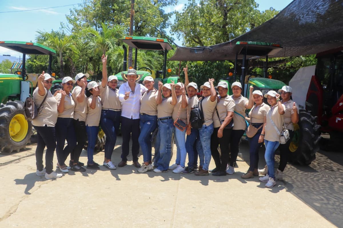 Alcaldía de Achí entregó banco de maquinaria para fortalecer labores del campesinado local. // Cortesía - Alcaldía de Achí