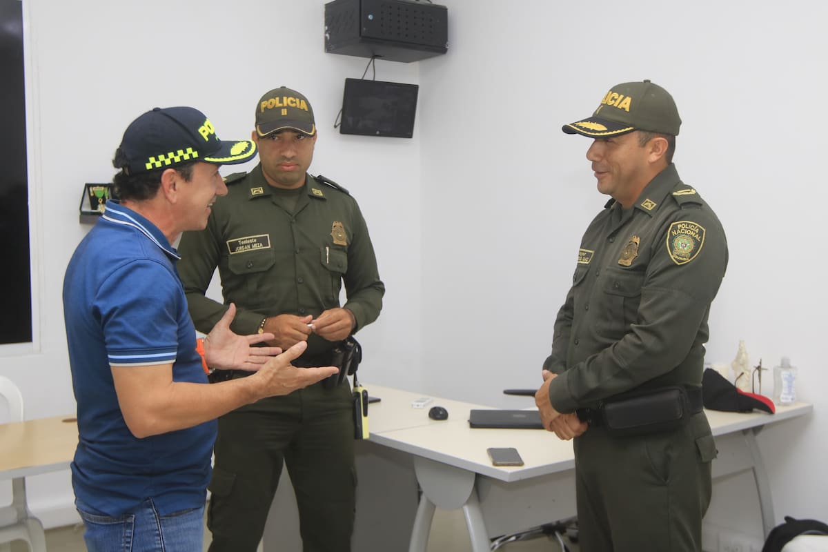 El Alcalde de Arjona, Gustavo Pérez con el teniente Jordan Meza, comandante en Arjona; y el mayor Mauricio Diaz, del Distrito Uno de la Policía.