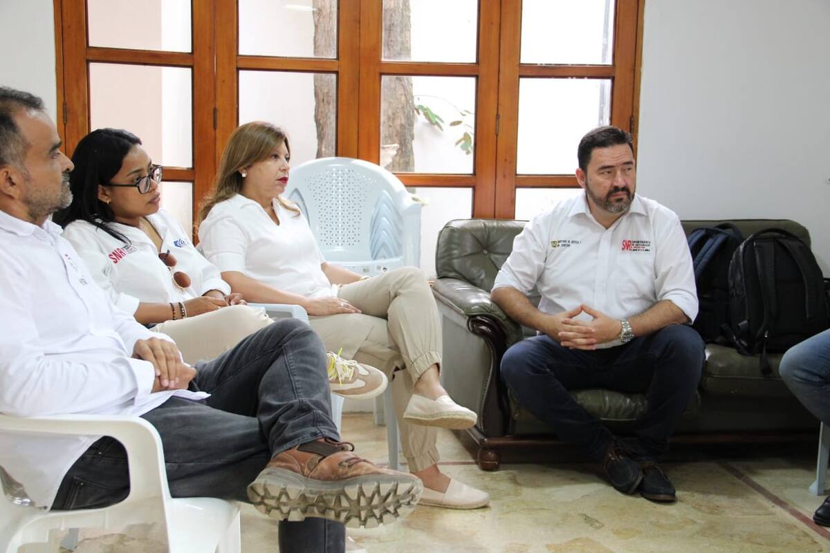 Claudia Espinosa Puello, alcaldesa de Turbaco, lidera la entrega de títulos de propiedad, transformando la realidad de muchas familias turbaqueras. //Cortesía