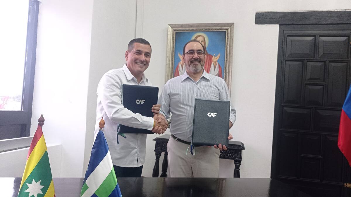Dumek Turbay Paz, alcalde mayor de Cartagena; Sergio Diaz Granados, presidente ejecutivo del Banco de Desarrollo de América Latina y el Caribe (CAF); firman aprobación de crédito para proyectos en Cartagena. // Foto Zenia Valdelamar.