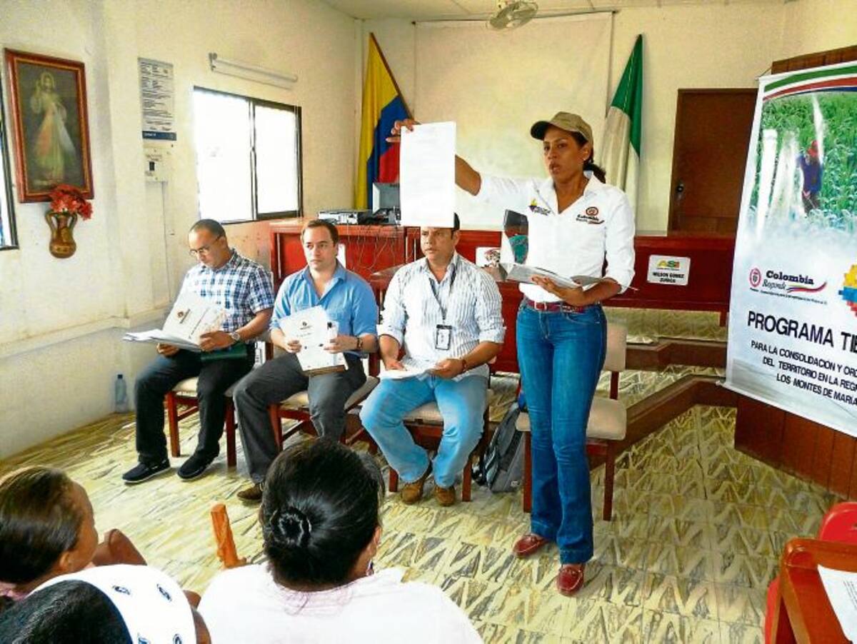 La entrega de títulos se cumplió en la Alcaldía de San Onofre. EL UNIVERSAL