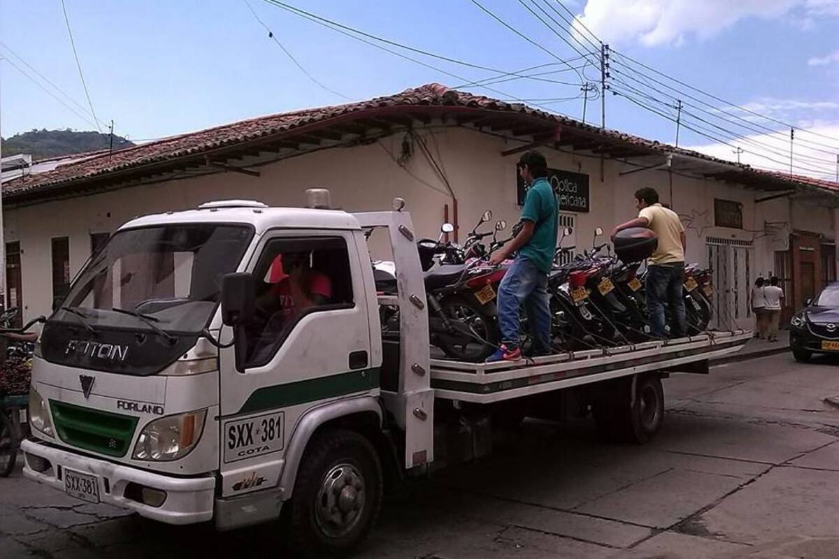Con el uso de grúas, la Alcaldía de San Gil busca dar orden en el tema de movilidad en el municipio y que los conductores respeten las normas de tránsito. (Foto: Suministrada/VANGUARDIA LIBERAL )